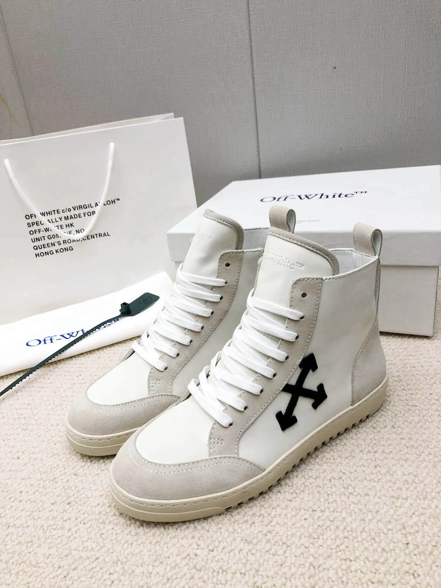 Men's men's shoes P540! 🌈🌈OFF WHITE🌈🌈 ⚡️Couple model⚡️🍓New color🍓 👉Ex-factory price: 130-45 The latest Gaobang street casual Martin style masterpiece, released the highest quality version on the market 👊 Series original mold opening, original lasting, production technology 1:1 original ➰🔜The best choice for more and more celebrities and Internet celebrities🔸In classics Change🔸Innovate in the trend🔸Strive to break away from the shackles of bad street design🔝Although he is not the originator of fashion design, he is definitely a shining dark horse in avant-garde design🐴🆙Do not follow the trend🔅Not universal beauty🔅 Fabric💯First-layer cowhide/suede Lining💯cowhide lining Foot pad💯Original molded high-elastic environmentally friendly molding pad Midsole💯Original lasting process Outsole💯Rubber outsole Packaging💯Full set of packaging synchronized with the official website (brand wrapping paper, brand certificate, brand cloth bag)